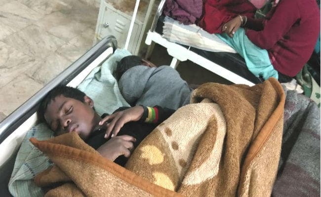 गुमला : चार आदिम जनजाति छात्रों को स्कूल ने परोसा बासी भोजन, मरते-मरते बचे