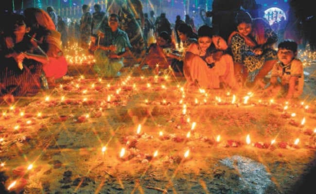 गंगा घाटों पर मना देव दीपावली उत्सव, लोगों ने गंगा को स्वच्छ और निर्मल रखने का लिया संकल्प