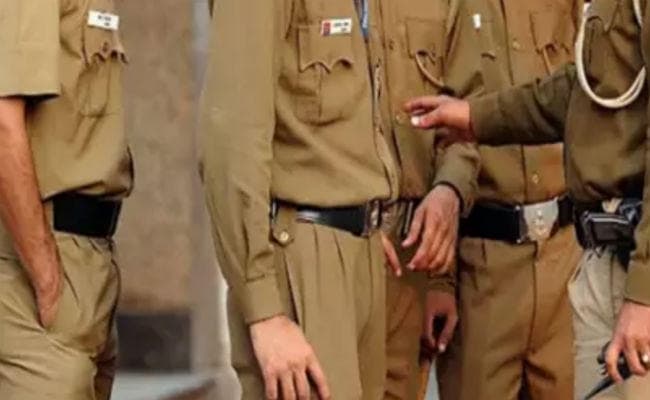 पाकुड़ : डीसी ने करायी थानों की जांच, विरोध में उतरे पुलिस एसोसिएशन के लोग