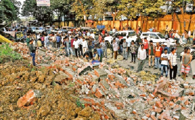 पंप हाउस की दीवार गिरी चार फल दुकानदार जख्मी, पंप हाउस में पोकलेन से जमीन को किया जा रहा था समतल