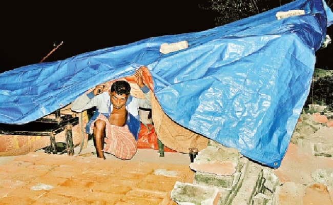 बिरसानगर आस्था ट्वीन सिटी के बगल से अतिक्रमण हटने के बाद लोगों को सता रही घर की चिंता