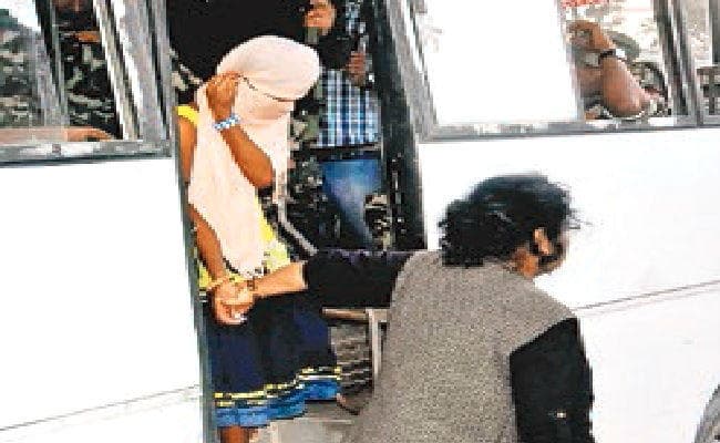 सीतामढ़ी : रेड लाइट एरिया में छापेमारी कर पुलिस ने सात नाबालिग लड़कियों को कराया मुक्त, महिला दलाल गिरफ्तार