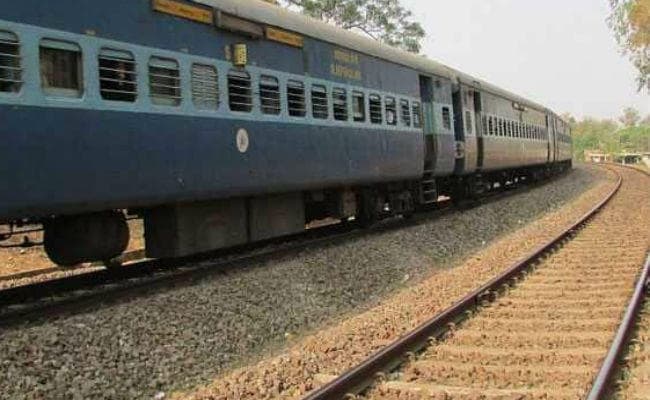 पटना : ठीक से ठंड भी शुरू नहीं हुई पर सात घंटे लेट चल रही ट्रेन