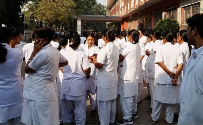 PMCH में काम पर लौटीं नर्सें, मरीज के परिजनों पर बदसलूकी और मारपीट का आरोप लगाते हुए किया था काम ठप