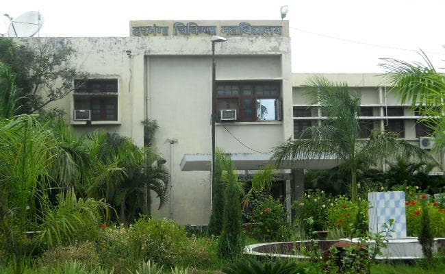 DMCH में मरीज की स्थिति गंभीर होने पर विभाग में ना डॉक्टर मिले ना कर्मी, मरीज की मौत के बाद परिजनों का हंगामा