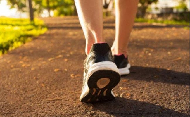 सही भोजन लेना एवं रोज एक घंटा पैदल चलना सबसे कारगर