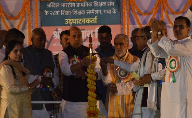 शिक्षक को कांट्रैक्ट लेबर की पंक्ति में खड़ा न करें : अश्विनी चौबे