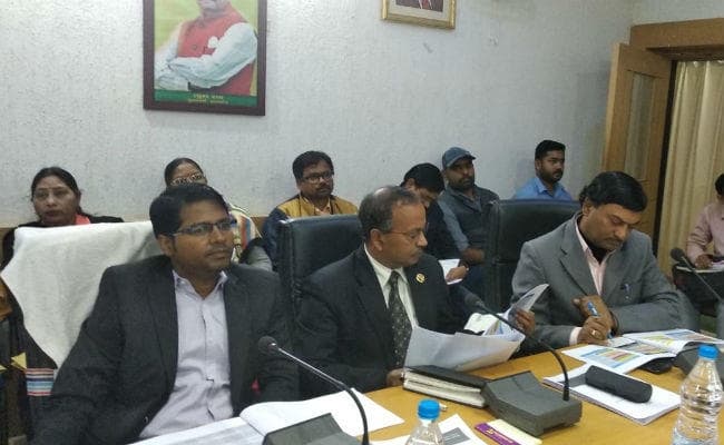 गुमला : भ्रामक रिपोर्ट देने पर जिला कृषि पदाधिकारी को निदेशक ने भरी बैठक में लगायी फटकार