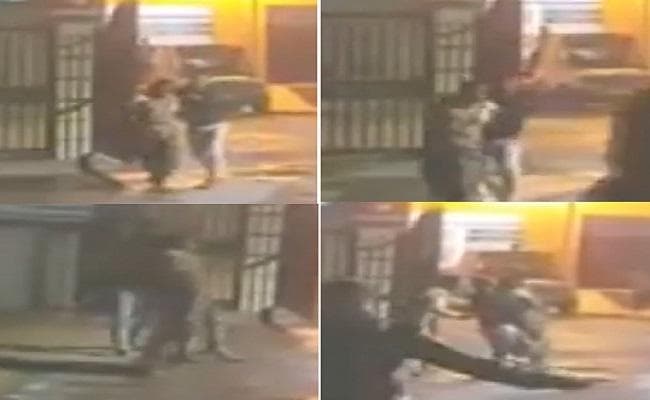 विक्षिप्त महिला को पुरुष पुलिसकर्मी ने गोद में उठाया, वीडियो वायरल