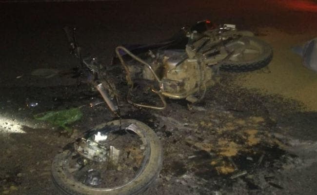 सिमडेगा : अज्ञात वाहन की चपेट में आने से एक बाईक सवार की मौत, एक घायल