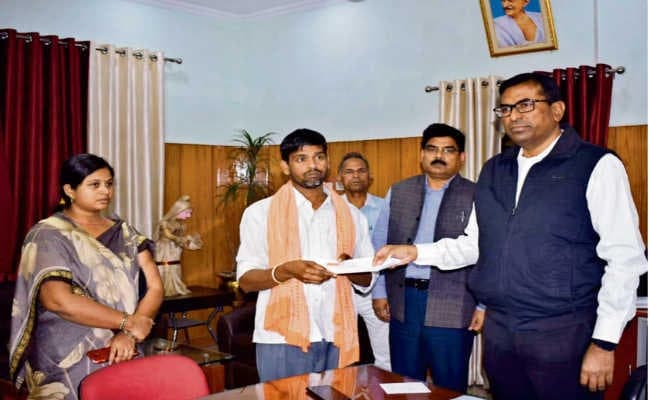 पटना : रंगदारी केस में पुलिस से फरार पार्षद पिंकी कुमारी डीएम के साथ खिंचवा रही थी फोटो