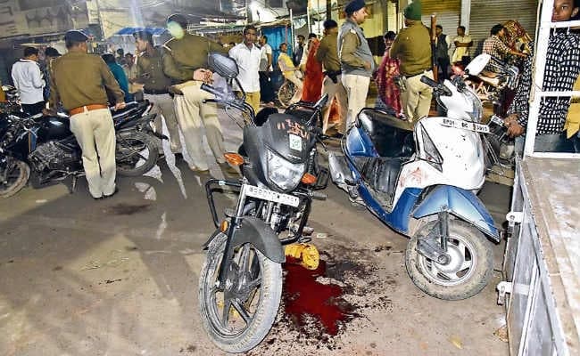 चूड़ी मार्केट में दुकानदार को पहले चाकू मारा, फिर गोली, मौत