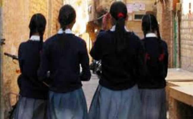 स्कूल व कॉलेज खुले, पहले दिन कम संख्या में पहुंचे छात्र-छात्राएं