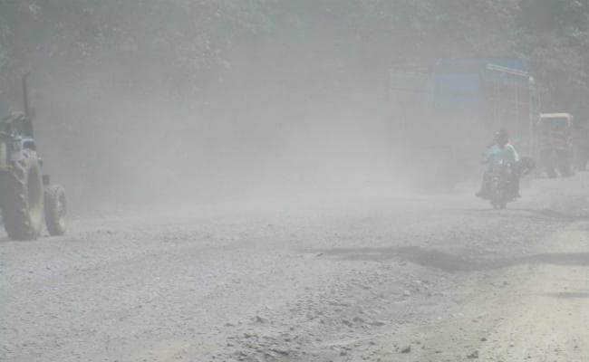 बरकागांव : हजारीबाग घाटी में खत्म हो रही पेड़-पौधों की हरियाली, रात-दिन उड़ते हैं धूल