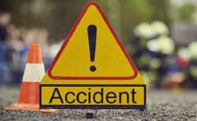 चकमा देकर भाग रही तेज रफ्तार कार का पुलिस ने किया पीछा और तभी...
