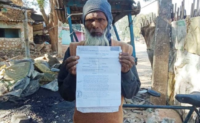 गुमला : बेटी को न्याय दिलाने के लिए भटक रहा पिता