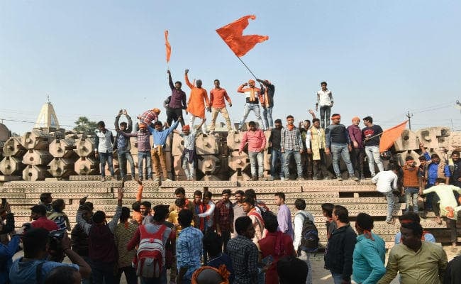 अयोध्या में राम मंदिर के निर्माण पर चर्चा के लिए धर्म सभा में हजारों श्रद्धालुओं के पहुंचने का दावा