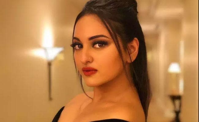 सोनाक्षी सिन्‍हा पर लाखों की धोखाधड़ी करने का आरोप, FIR दर्ज