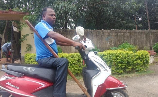 #Jharkhand@18years: पूर्व विधायक का दबाव भी दिव्यांग बुधुवा को झुका नहीं सका, काबिलों को ही दी जगह