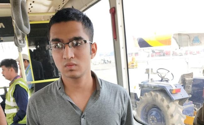 Video : फ्लाइट में आतंकी! कोलकाता से मुंबई जाने वाले विमान से युवक गिरफ्तार