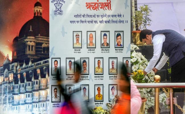 CM देवेंद्र फडणवीस ने 26/11 हमले में मारे गए लोगों को श्रद्धांजलि दी, तसवीरों में देखें...