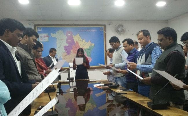 लोहरदगा समाहरणालय में मनाया गया संविधान दिवस
