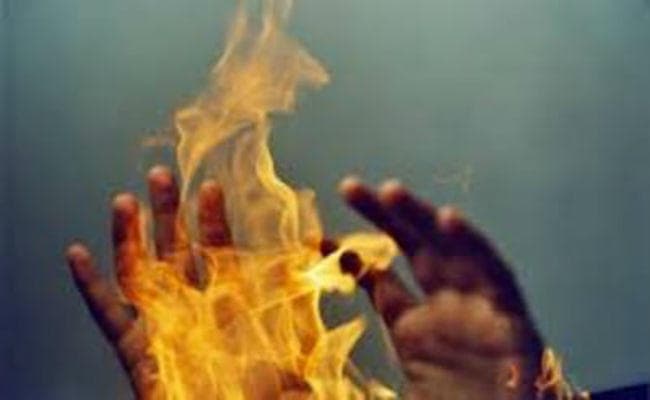 एसिड अटैक पीड़िता मां को नहीं मिला न्याय, बेटे ने किया आत्मदाह का प्रयास