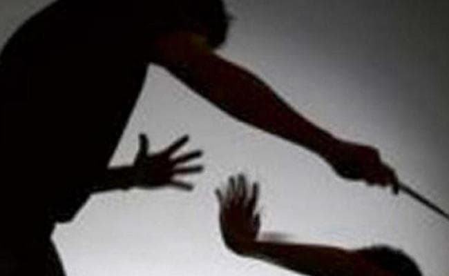 ठगी के आरोप में भीड़ ने अधेड़ को खंभे से बांधकर पीटा, थूक भी चटवाया