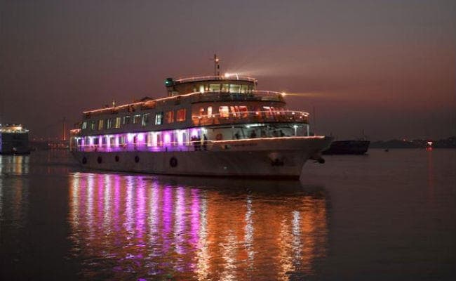 गंगा में क्रूज पर सवार 16 कवियों ने किया काव्यपाठ