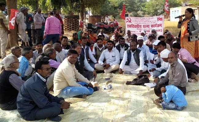 बरकट्ठा : भाकपा माले ने विभिन्न सवालों को लेकर प्रखंड मुख्यालय पर किया धरना प्रदर्शन