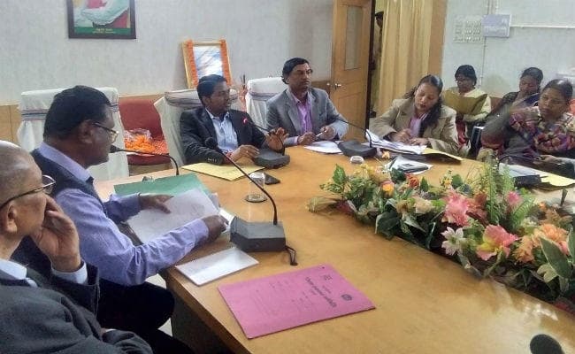 गुमला : डीसी का अल्टीमेटम, ईमानदारी से काम करें, नहीं तो कार्रवाई के लिए तैयार रहें