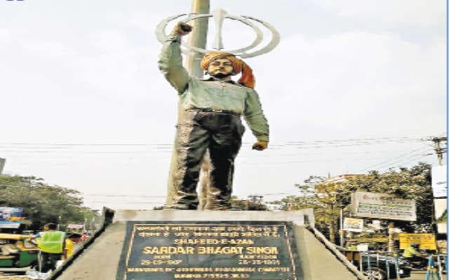 आसनसोल की हृदयस्थली में लगी शहीद-ए-आजम की प्रतिमा से खिलवाड़, खांडा लगा उन्हें साबित किया गया सिख