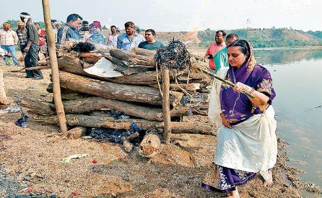 बेरमो की बेटी ने निभाया पुत्र का धर्म, दी पिता को मुखाग्नि
