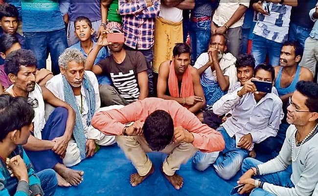 मीनापुर : ....जब बेटा हारने वाले बाप व जीतने वाले युवक को महापंचायत में मिली ये सजा