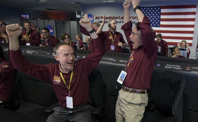 VIDEO: छह महीने की यात्रा के बाद जैसे ही मंगल पर उतरा नासा का अंतरिक्षयान, उछल पड़े सब