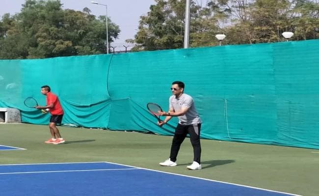 टेनिस चैंपियनशिप के डबल्स मुकाबले में नजर आये महेंद्र सिंह धौनी, डबल्स में आजमाया हाथ