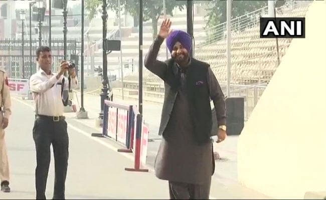 सिद्धू गये पाकिस्तान, करतारपुर में सिख श्रद्धालुओं के लिए होगा रेलवे स्टेशन का निर्माण