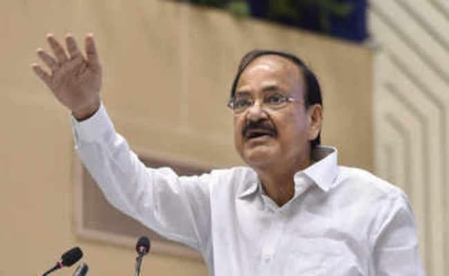 उपराष्ट्रपति वेंकैया नायडू ने कहा, अर्थव्यवस्था की समस्याओं के समाधान के लिए निरंतर बात करें रिजर्व बैंक आैर सरकार