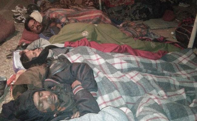 केंद्रीय मंत्री जयंत सिन्हा के घर के सामने खुले आकाश के नीचे सो रहे हैं पारा शिक्षक