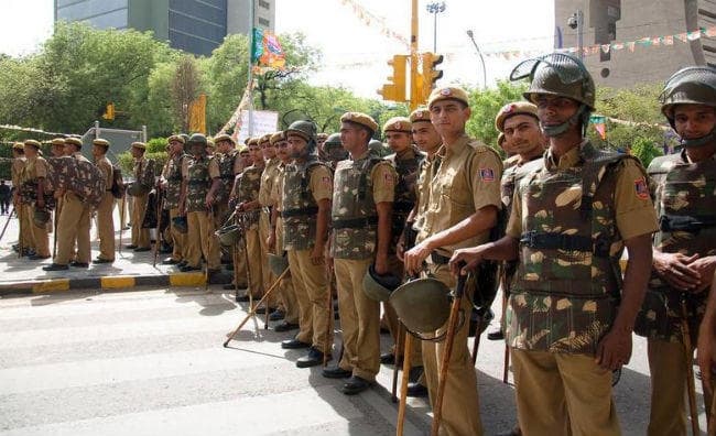 तमिलनाडु में ड्यूटी पर पुलिसवालों को मोबाइल इस्तेमाल करना मना है, जानें वजह...