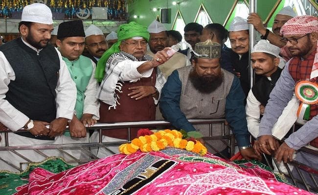 नीतीश ने की चादरपोशी, बिहार की तरक्की के लिए मांगी दुआ