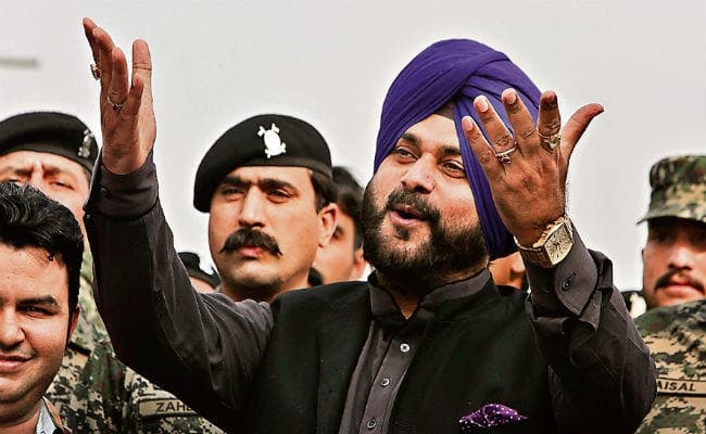 इमरान खान आज करतारपुर कॉरिडोर की रखेंगे आधारशिला,लाहौर पहुंच सिद्धू बोले- बाजवा से झप्पी राफेल डील नहीं थी