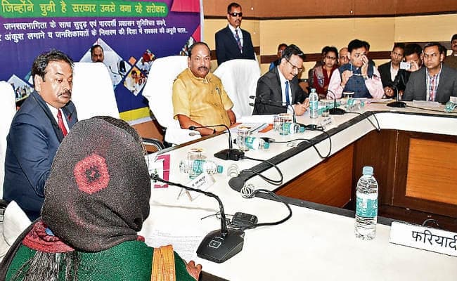 रांची : अफसरों की कार्यशैली से नाराज दिखे मुख्यमंत्री, कहा- ज्यादा कानून मत बतियाइये, जनता का काम करिये