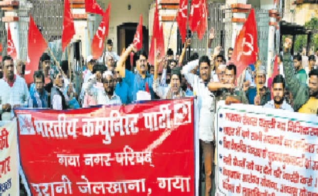 अधिकारियों को जन-समस्याओं की चिंता नहीं, ड्यूटी के समय में ही मनाते हैं पार्टी