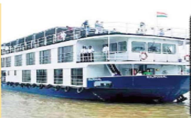 बरारी गंगा घाट पर फंसा जहाज, वापस कोलकाता लौटा
