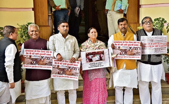 पटना : कार्यसूची में गृह विभाग शामिल नहीं, राबड़ी देवी ने किया प्रदर्शन