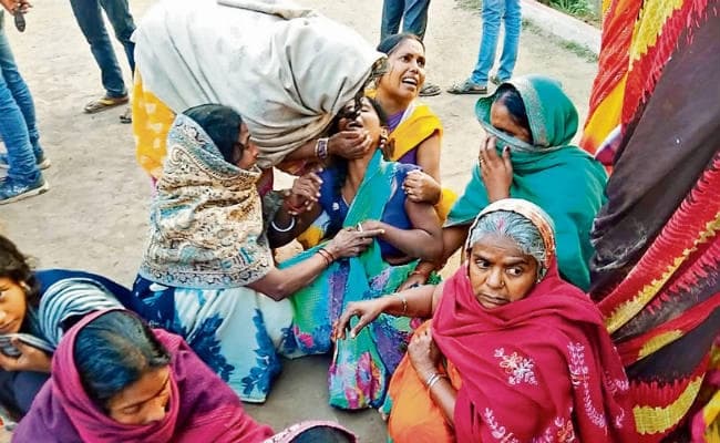 बिहटा : बेटों के सामने माता-पिता की गोली मार कर हत्या, फिर शवों को तलवार से काटा