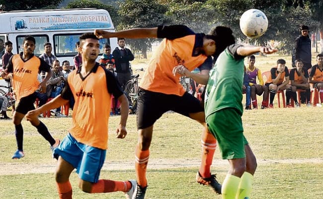 प्रभात खबर फुटबॉल टूर्नामेंट : दानापुर और गया की टीमें सेमीफाइनल में