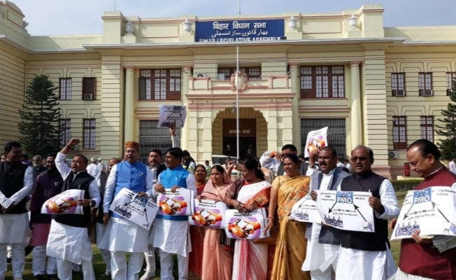 बिहार विस का शीतकालीन सत्र : वेल तक पहुंचे विपक्षी सदस्य, विधानसभा की कार्यवाही स्थगित