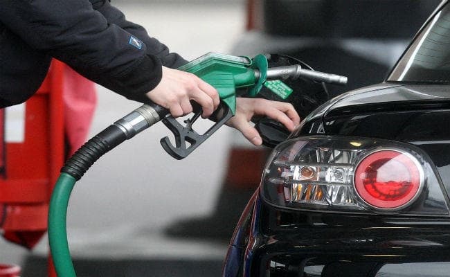 अंतरराष्ट्रीय बाजार में 30 फीसदी तक घटी कच्चे तेल की कीमत, भारत में 10 फीसदी ही घटे पेट्रोल के दाम!